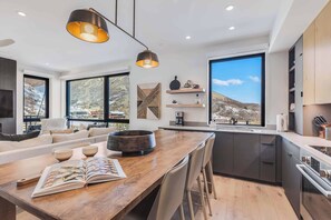 Réfrigérateur, plaque de cuisson, lave-vaisselle, cafetière/bouilloire