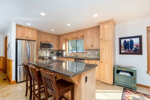 Fridge, microwave, oven, stovetop - JACK01 - Family Friendly Sunriver Getaway (Sunriver)