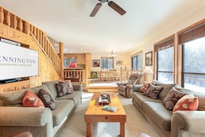 Smart TV, fireplace, DVD player - JACK01 - Family Friendly Sunriver Getaway (Sunriver)