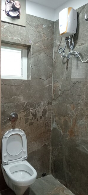 Shower, free toiletries, hair dryer, slippers - Asha Inn (Barasat)