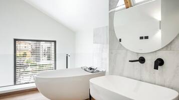 Deluxe Loft | Bathroom | Hair dryer, bidet, towels, soap