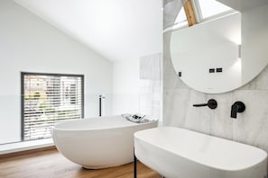 Loft Deluxe | Baño | Secador de pelo, bidé, toallas y jabón