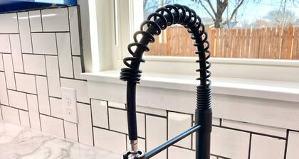 12 Minutes from Crossbar and Turner Falls, Sleeps up to 10, Fast Wi-Fi