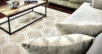 Close to Turner Falls and Crossbar, sleeps 10