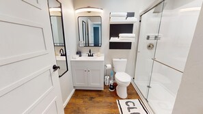 Shower, hair dryer, towels, soap - 12 Minutes from Crossbar and Turner Falls, Sleeps up to 10, Fast Wi-Fi (Davis)