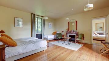 7 slaapkamers, een bureau, een strijkplank/strijkijzer, reisbedje