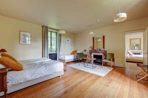 7 soverom, skrivebord, strykejern/-brett og reiseseng for barn