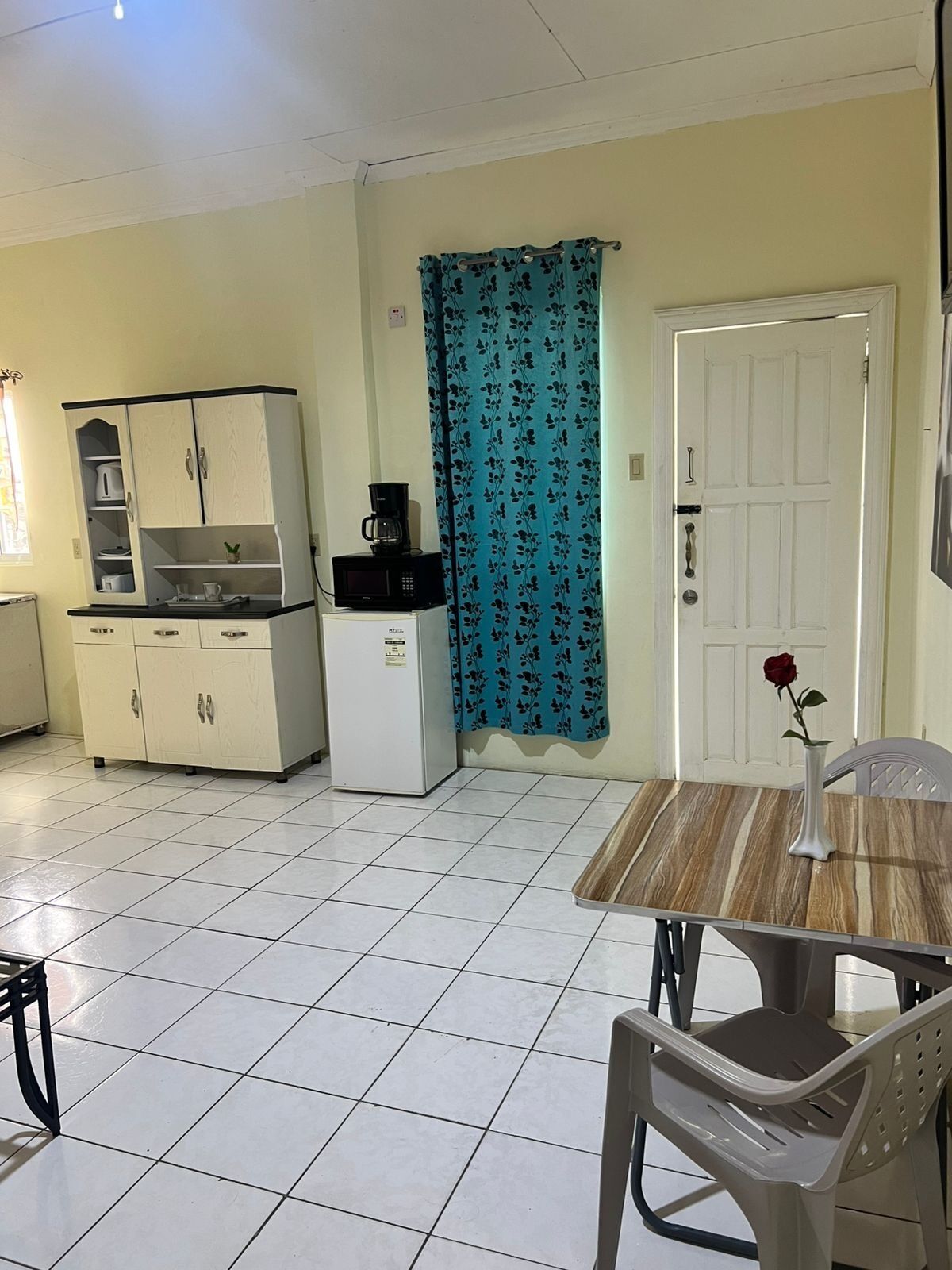 Quarto solteiro conforto, sacada, vista para a cidade | Área de estar