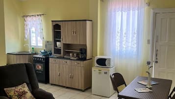 Comfort Single Room, Balcony, City View | Living area