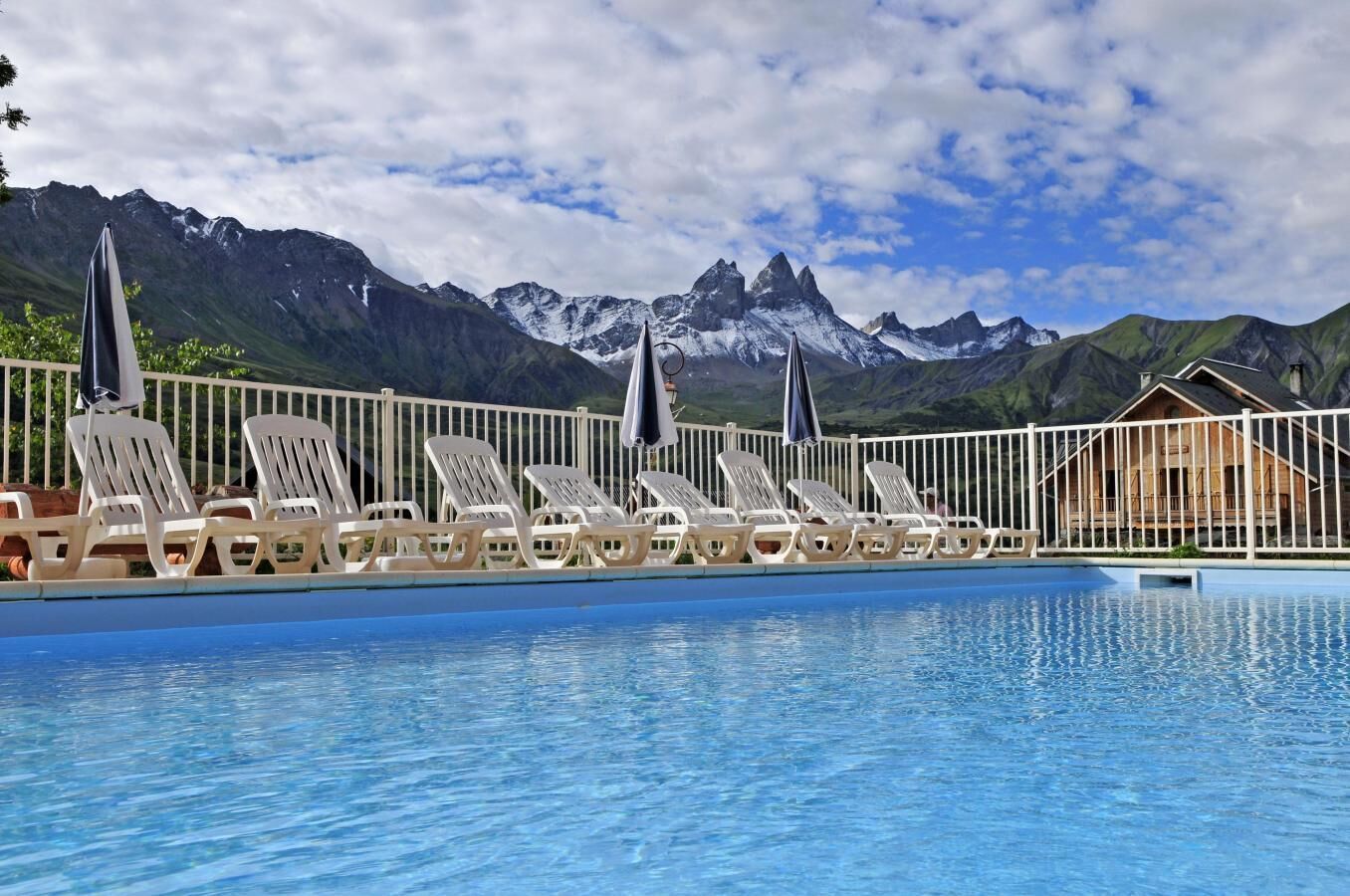 حمّام سباحة مُدفَّأ