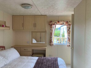 2 bedrooms, desk, free WiFi, bed sheets