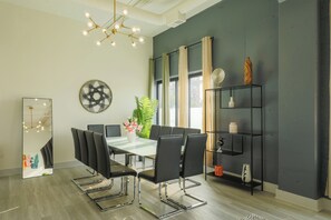 Dining - Spacious 6BR South Loop Luxury Suite Near McCormick Place & Soldier Field for 12 (Chicago)