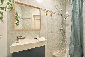 Douche, séchoir à cheveux, serviettes fournies, savon