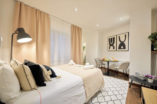 Iron/ironing board, WiFi, bed sheets