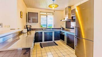 Kühlschrank, Mikrowelle, Ofen, Geschirrspüler