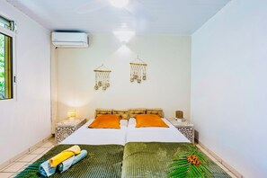 3 habitaciones, tabla de planchar con plancha y cuna de viaje