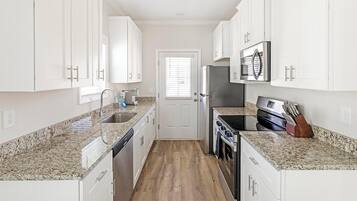 Réfrigérateur, tables à manger