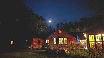 Façade de lâhĂ©bergement - soirĂ©e/nuit