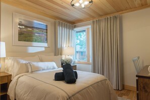 Eagle Cottage | Egyptian cotton sheets, premium bedding, free minibar, in-room safe - Haliburton Post House (Minden)