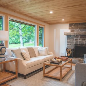 Luxe cottage, uitzicht op tuin | Woonruimte | Een 50-inch smart-tv met satellietzenders