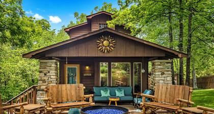 Stunning 2 Bedroom Cabin In The Woods, Covered Porch, Jacuzzi, Kitchen & Hot Tub
