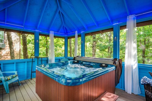 1 Bedroom Cabin In The Woods, Private Covered Porch, Jacuzzi, Kitchen & Hot Tub!