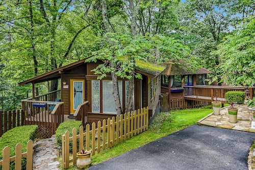 1 Bedroom Cabin In The Woods, Covered Porch, Jacuzzi, Kitchen & Hot Tub!