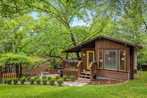 1 Bedroom Cabin In The Woods, Covered Porch, Jacuzzi, Kitchen & Hot Tub.