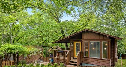 1 Bedroom Cabin In The Woods, Covered Porch, Jacuzzi, Kitchen & Hot Tub.