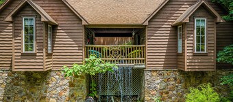 1 Bedroom Cabin In The Woods, Covered Porch, Jacuzzi, Kitchenette and Hot Tub.