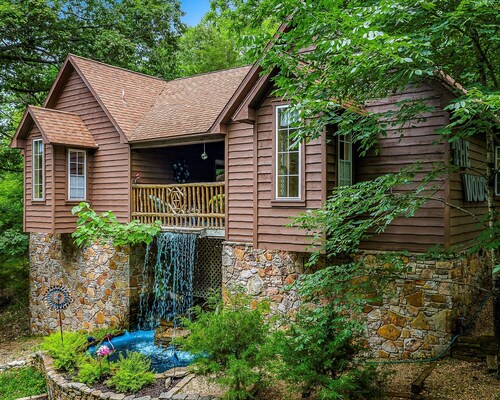 1 Bedroom Cabin In The Woods, Covered Porch, Jacuzzi, Kitchenette and Hot Tub.