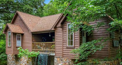 1 Bedroom Cabin In The Woods, Covered Porch, Jacuzzi, Kitchenette and Hot Tub.
