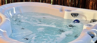 Luxury cabin in the center of the Texas Wine Country; large private porch w/hot tub, gas grill and fire pit; pet friendly