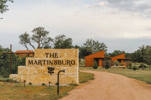 Property grounds - Luxury cabin in the center of the Texas Wine Country; large private porch w/hot tub, gas grill and fire pit; pet friendly (Stonewall)