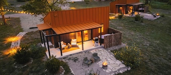 Luxury cabin in the center of the Texas Wine Country; large private porch w/hot tub, gas grill and fire pit; pet friendly