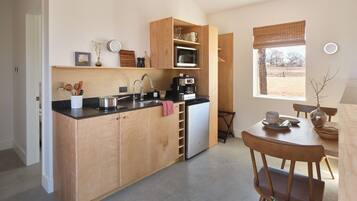 Kühlschrank, Mikrowelle, Herdplatte, Wasserkocher mit Kaffee-/Teezubehör