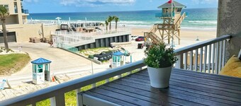 NEW Charming Ocean View Studio in Daytona Beach!