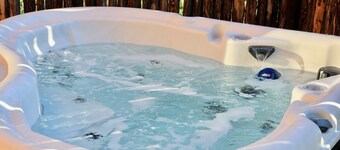 Luxury cabin in the center of the Texas Wine Country; large private porch w/hot tub, gas grill and fire pit; pet friendly