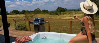 Luxury 1 BR cabin in the center of the Texas Wine Country with private porch, hot tub, gas grill and fire pit.