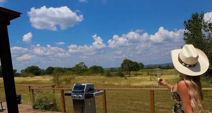 Luxury 1 BR cabin in the center of the Texas Wine Country with private porch, hot tub, gas grill and fire pit.