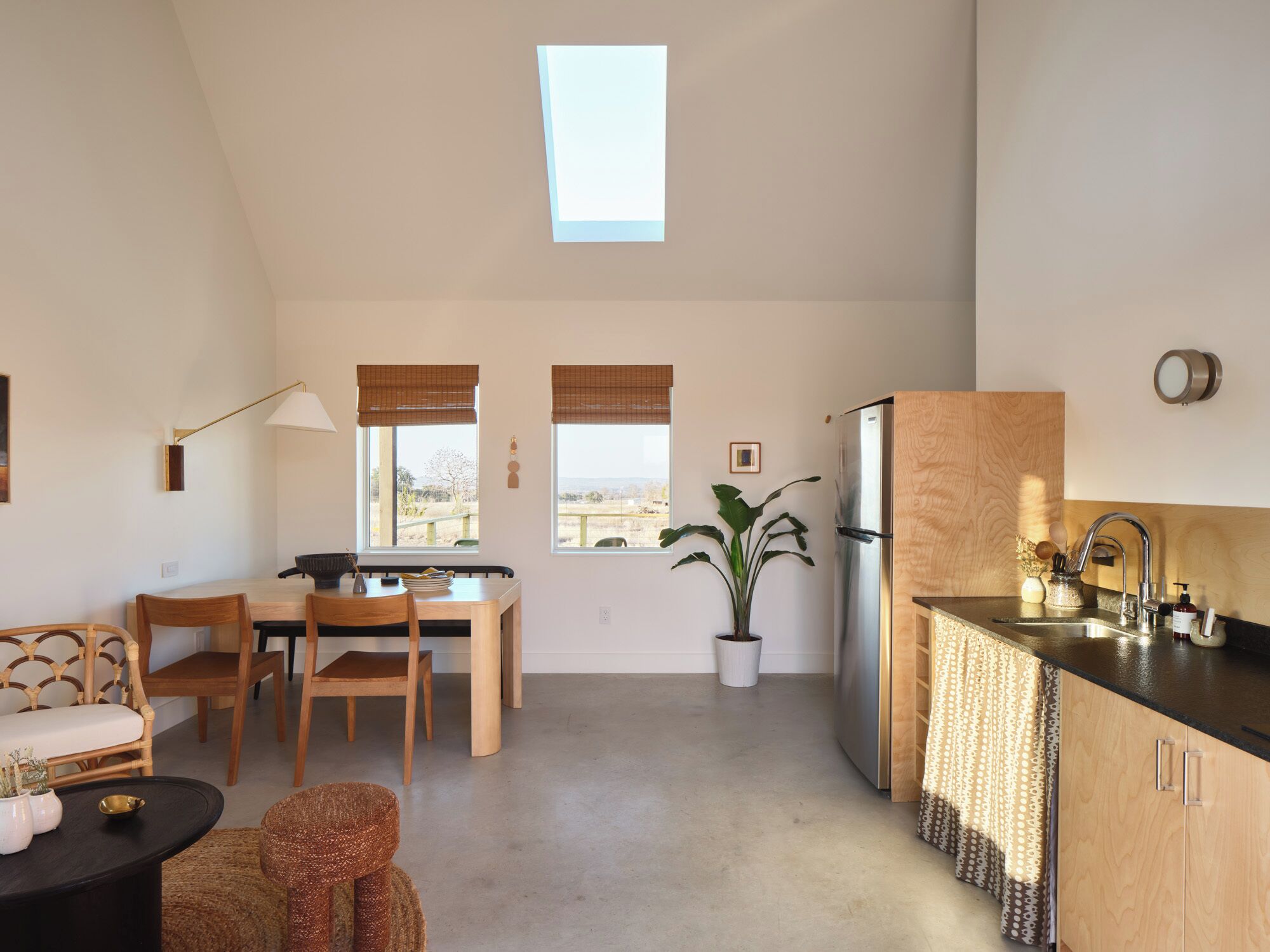 Frigorífico, microondas, placa de cocina y cafetera o tetera