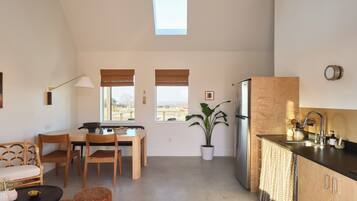 Frigorífico, microondas, placa de cocina y cafetera o tetera