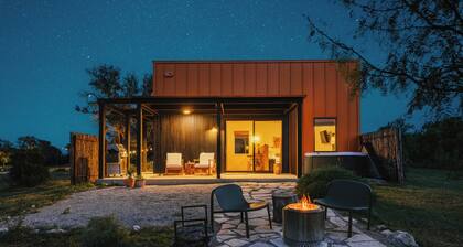 Luxury cabin in the center of the Texas Wine Country; large private porch w/hot tub, gas grill and fire pit; pet friendly