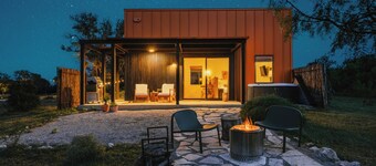 Luxury cabin in the center of the Texas Wine Country; large private porch w/hot tub, gas grill and fire pit; pet friendly