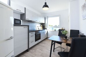 Kylskåp, mikrovågsugn, ugn och spishäll