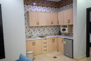 Fridge, microwave, oven, stovetop - AHLIN SERVICED APARTMENT (Riyadh)