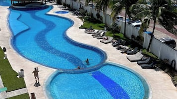 Apartamento básico, vista para a piscina | Terraço/pátio