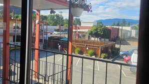 Premium Room, 1 King Bed, Jetted Tub | Premium bedding, desk, laptop workspace, blackout curtains - Camaray Motel (Oroville)
