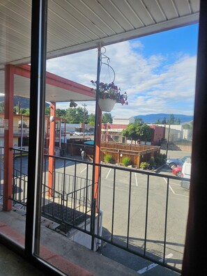 Premium Room, 1 King Bed, Jetted Tub | Premium bedding, desk, laptop workspace, blackout drapes