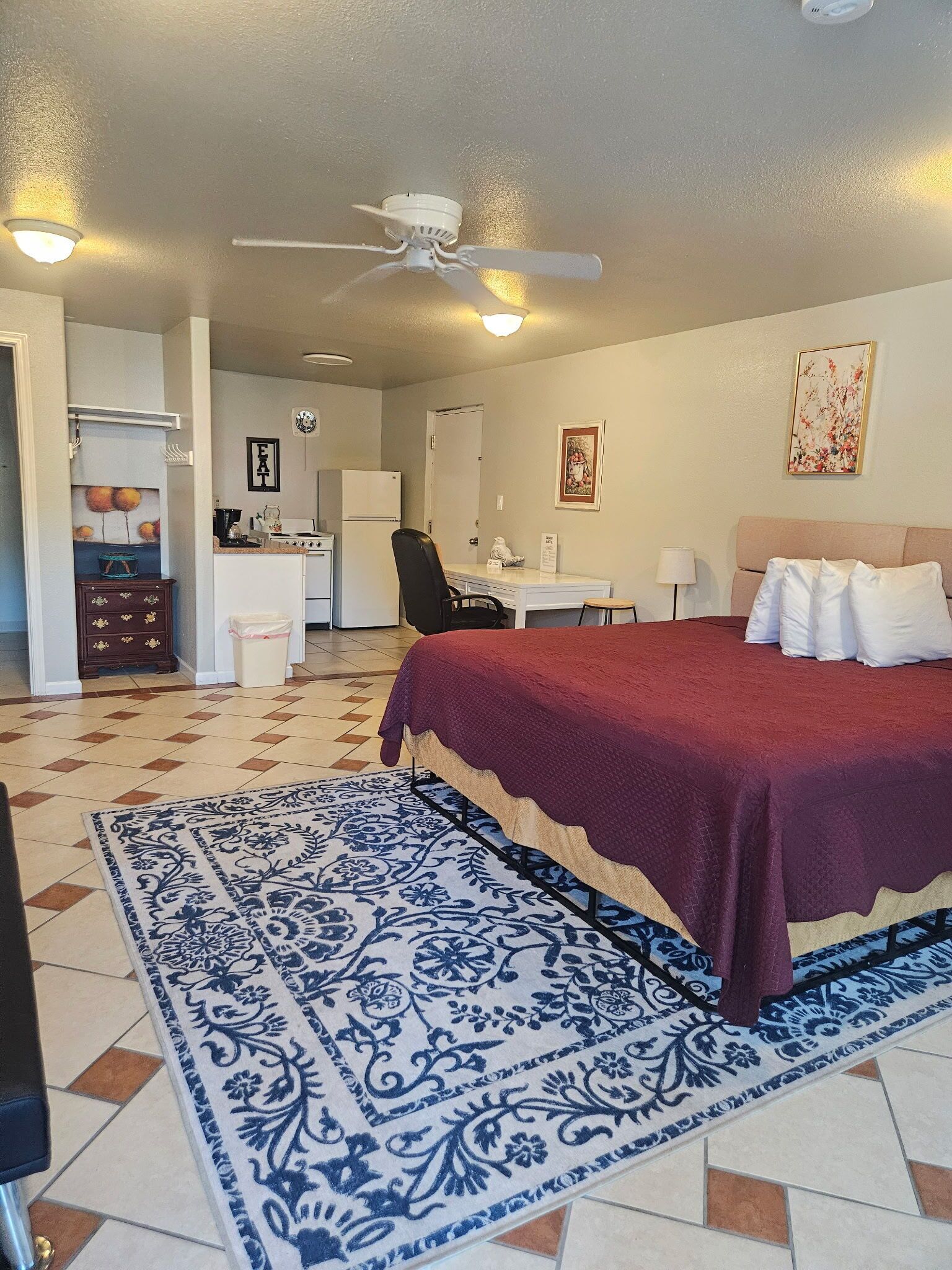 Studio Premium, quang cảnh hồ bơi | Bộ đồ giường cao cấp, bàn, khu vực làm việc phù hợp cho laptop 